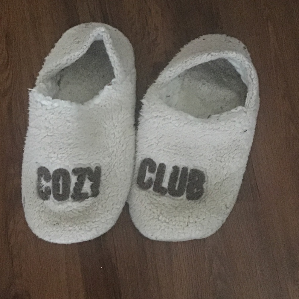 Cozy club slippers 🥰 loved